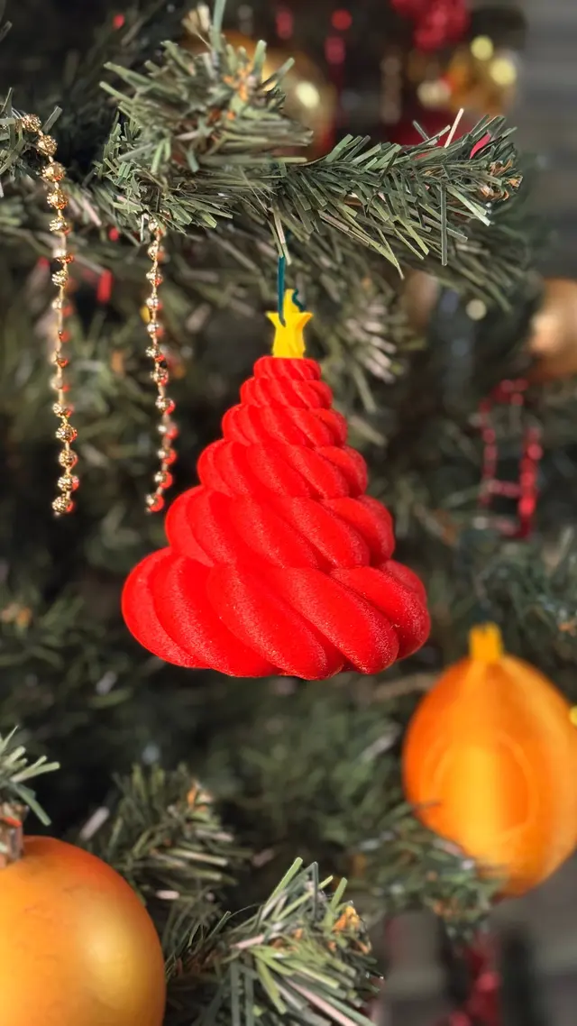 L'alberello rosso appeso a un ramo dell'albero