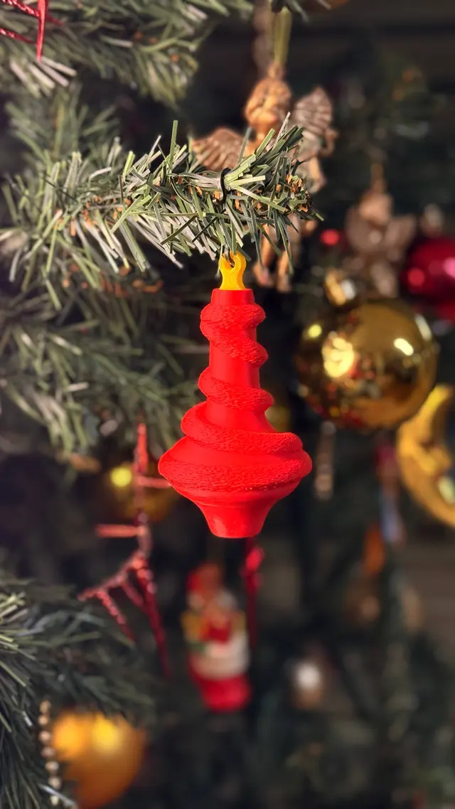 Il cono rosso effetto feltro appeso tra le decorazioni