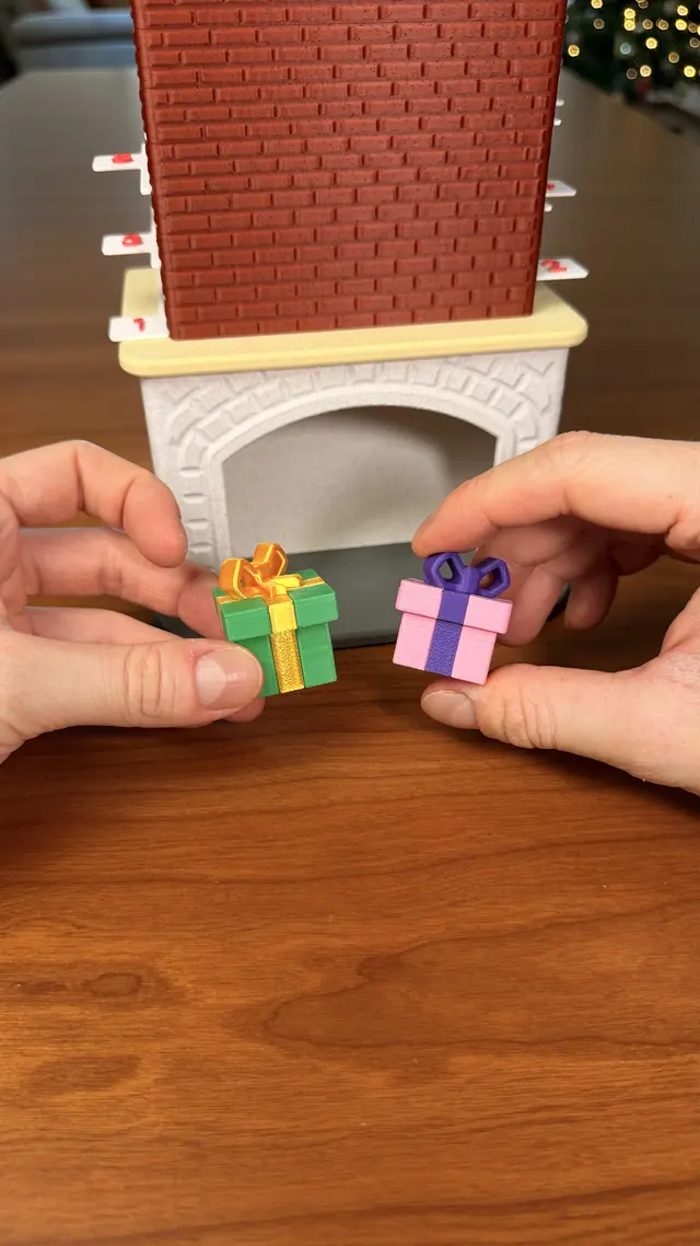 Due scatoline regalo davanti al caminetto