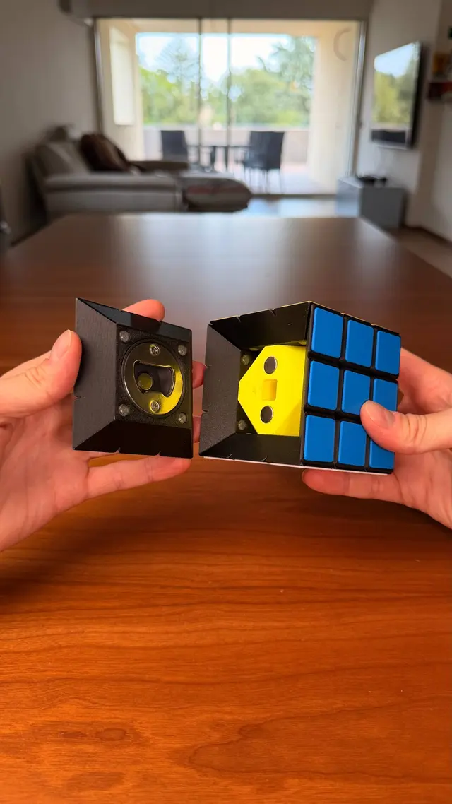 Due mani separano le due metà del cubo