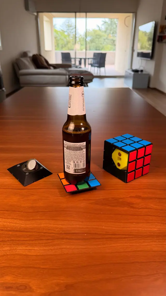 Il cubo con una bottiglia e un sottobicchiere