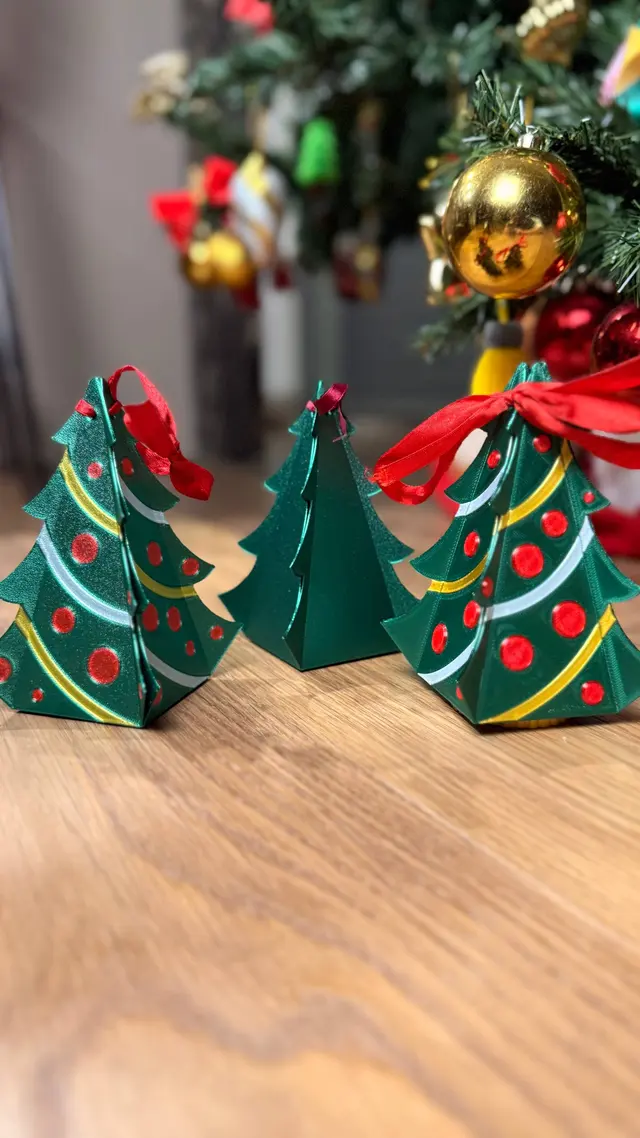 Tre alberelli Fold Christmas Tree montati su un tavolo di legno