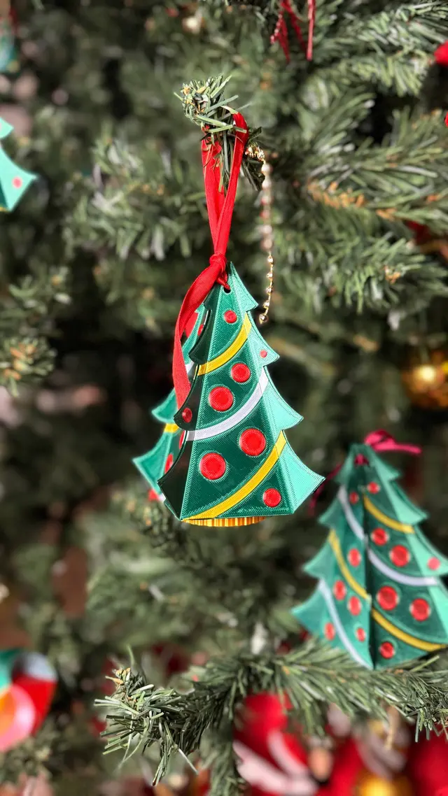 L'alberello appeso a un ramo dell'albero di Natale