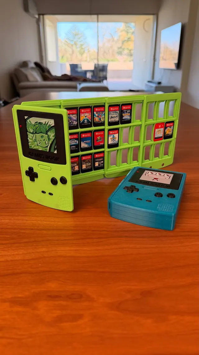 Games Book verde chiuso, a forma di console portatile, sul tavolo