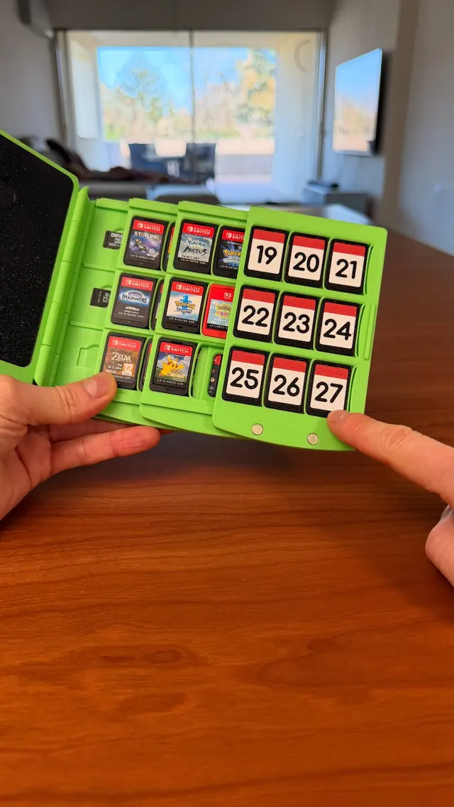 Due mani mostrano una pagina piena di cartucce numerate
