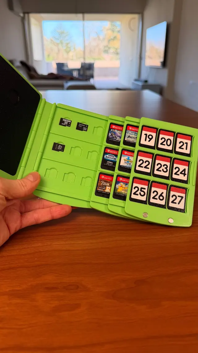 Il Games Book aperto mentre si sfogliano le pagine