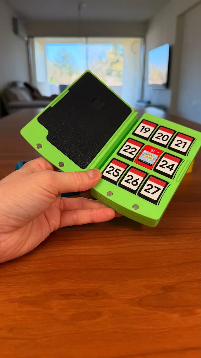 Il Games Book aperto in mano con i magneti di chiusura