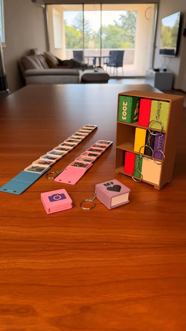 Key Book di vari colori su un tavolo di legno, con una fila di pagine aperte e la libreria