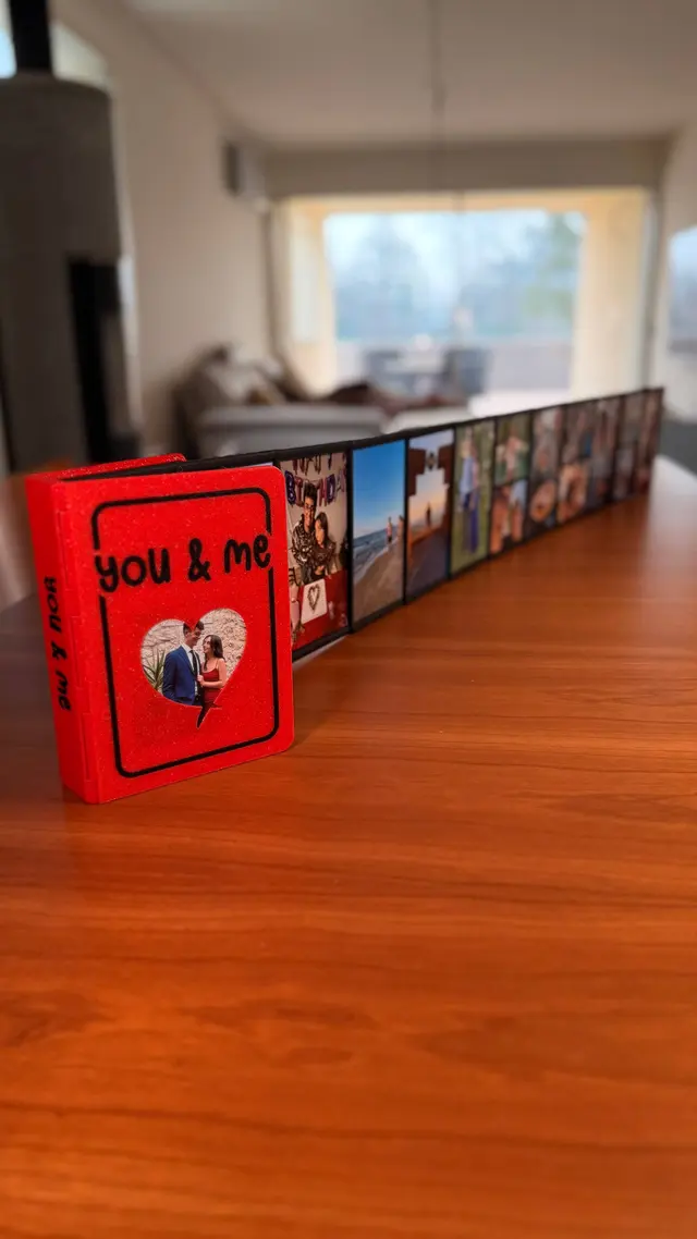 Love Book rosso in piedi con le pagine aperte dietro