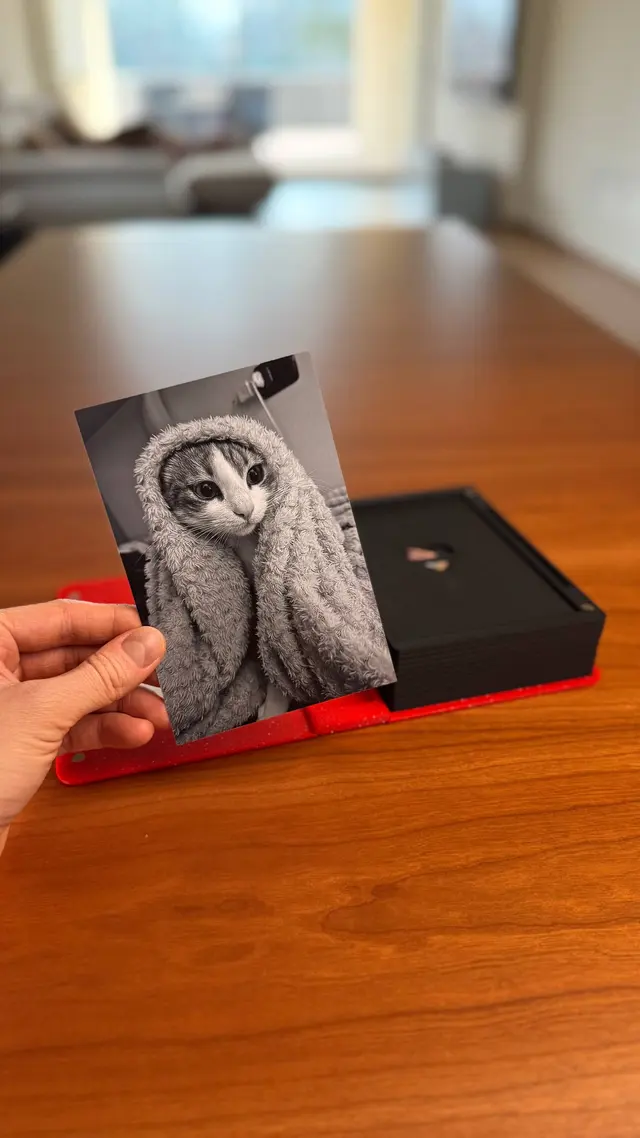Una mano infila una foto nella copertina del Love Book