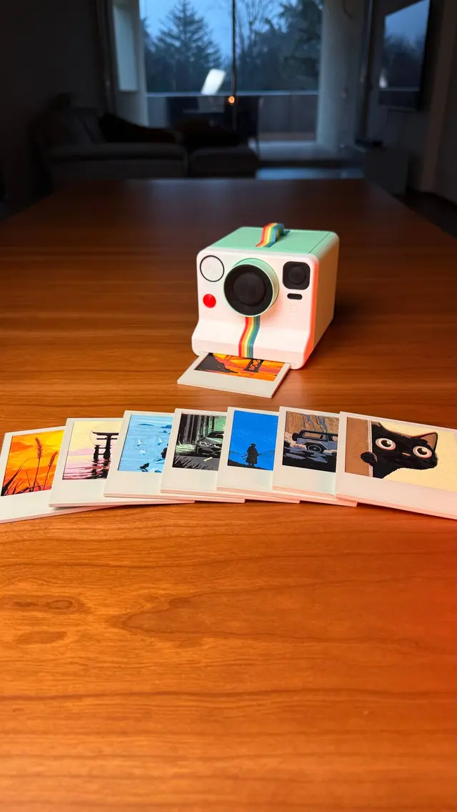 Gli 8 sottobicchieri a forma di foto istantanea in fila davanti alla fotocamera