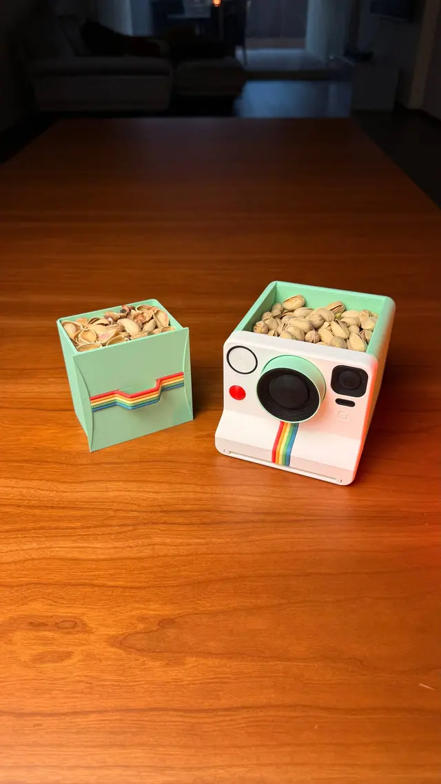 La fotocamera con il coperchio aperto sul vano