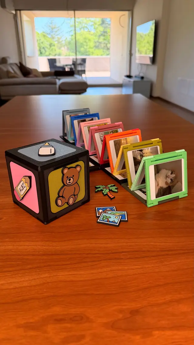 Il Memory Cube aperto con la fisarmonica di foto colorate