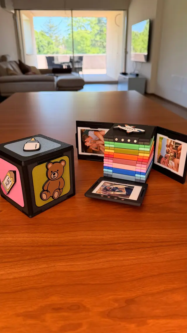 Il cubo aperto con le pagine piene di foto istantanee