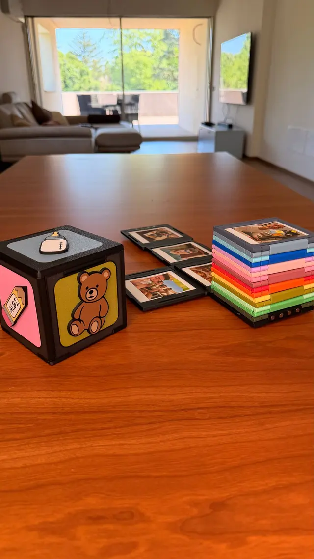 Il cubo chiuso con le foto sulle facce