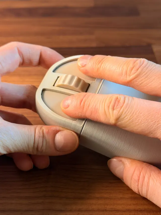 Primo piano dei due tasti e della rotella del mouse, con due dita che premono i tasti