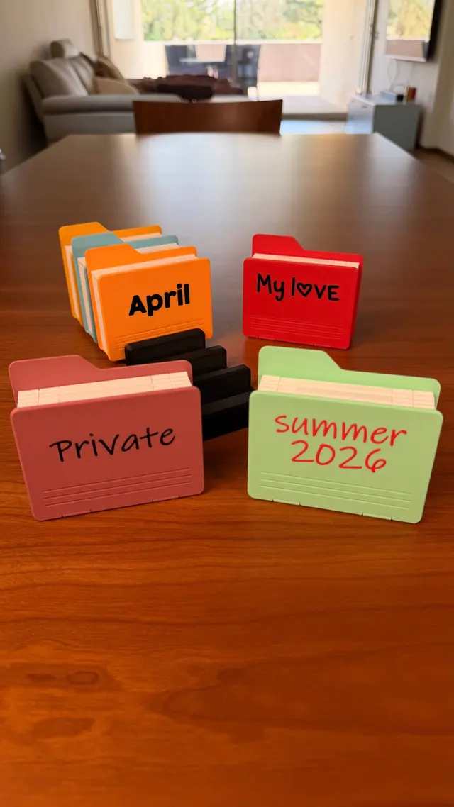 Quattro album chiusi con scritte diverse sulla copertina: April, My love, Private, Summer 2026