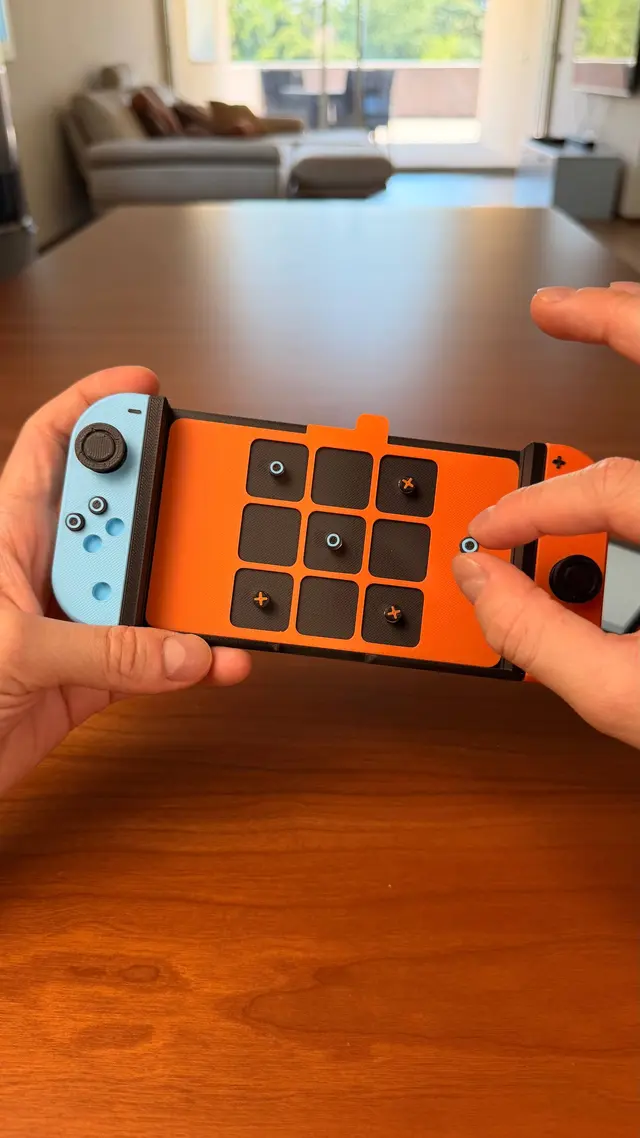 Il tris magnetico sotto lo schermo, con i tasti come pedine