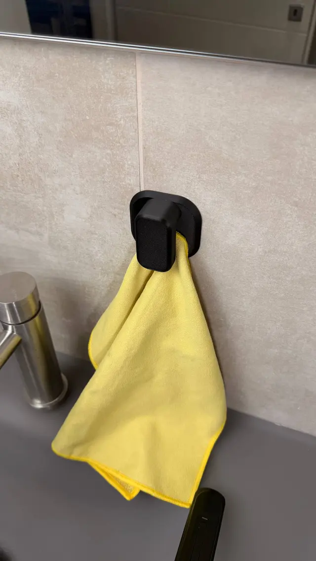 Il ferma-asciugamano con un asciugamano giallo