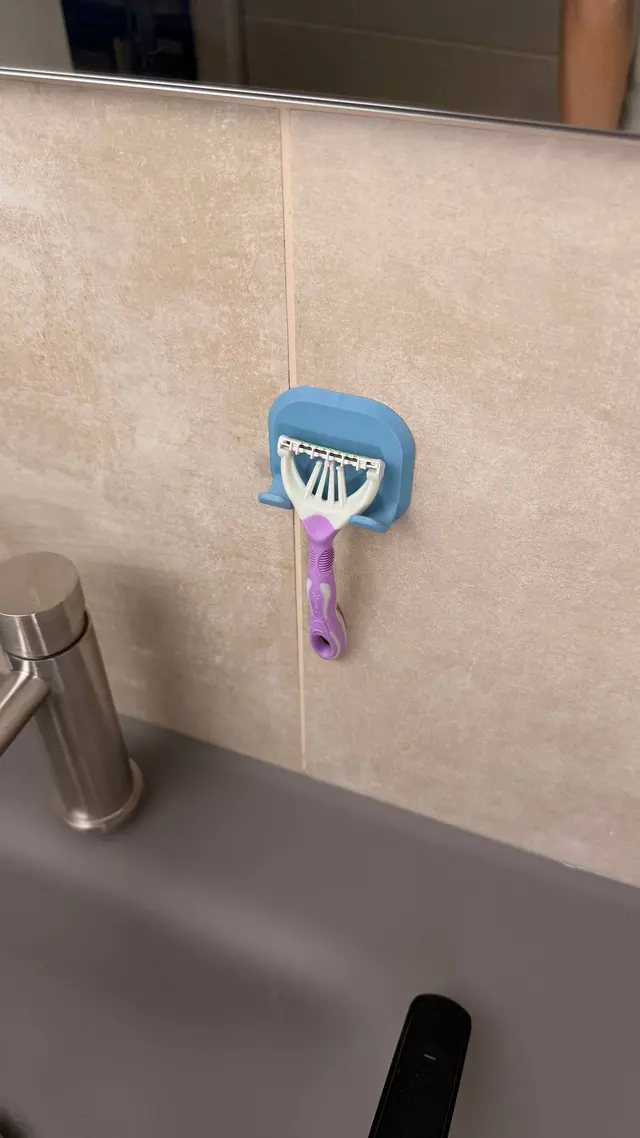 Il porta rasoio con un rasoio azzurro