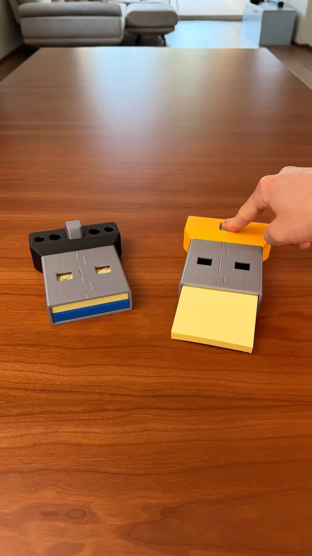Una mano preme il pulsante e il blocchetto di post-it sale